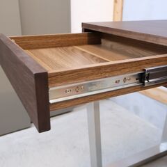 dinos(ディノス)取り扱いのGlan Plus(グランプラス)シリーズ デスクです。ウォールナット材×ステンレスの洗練されたシンプルモダンなデザイン。在宅用のワークデスクとしてもオススメです♪の画像