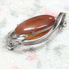 ☆ピンブローチ　　シルバー系・朱石色　中古品　の画像