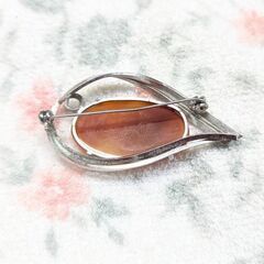 ☆ピンブローチ　　シルバー系・朱石色　中古品　の画像