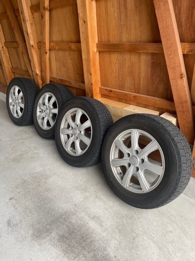 ダンロップ　スタッドレスタイヤ　４本ホイール付　195/65 15インチ　セレナなどに