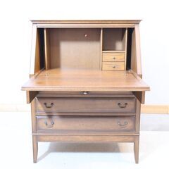 MUKU工房で取り扱われている"加藤木工"のナラ無垢材 ライティングデスクです。アンティーク調のクラシックなライティングビューローは在宅ワークなどにも。IDC OTSUKA(大塚家具)の画像