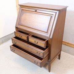 MUKU工房で取り扱われている"加藤木工"のナラ無垢材 ライティングデスクです。アンティーク調のクラシックなライティングビューローは在宅ワークなどにも。IDC OTSUKA(大塚家具)の画像