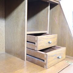 MUKU工房で取り扱われている"加藤木工"のナラ無垢材 ライティングデスクです。アンティーク調のクラシックなライティングビューローは在宅ワークなどにも。IDC OTSUKA(大塚家具)の画像