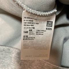未使用　140cm フード付きワンピース　グレー　無地　UNIQLOの画像