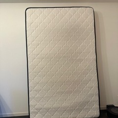 セミダブルベッドマットレスと組み立て具の画像