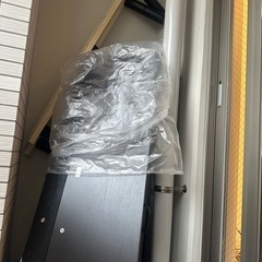 セミダブルベッドマットレスと組み立て具の画像