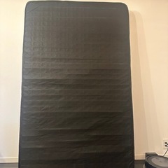 セミダブルベッドマットレスと組み立て具の画像