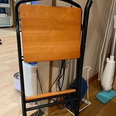 椅子になる折りたたみ脚立の画像