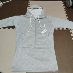 【未使用タグ付】 羽プリント フード付きワンピースの画像