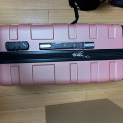 ピンクのキャリーバッグの画像