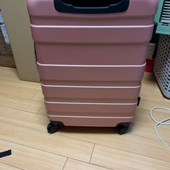 ピンクのキャリーバッグの画像