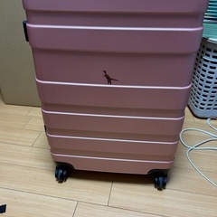 ピンクのキャリーバッグ