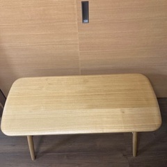 おしゃれな木目なテーブルの画像