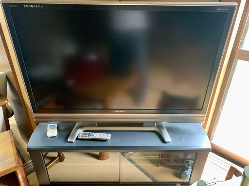 SHARP Aquos フラットスクリーンテレビ (デジタルハイビジョン)、リモコン、ガラス扉付きテレビ台