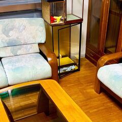 2人掛けの木製ソファとお揃いの椅子(セット）
