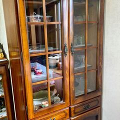 新品に近い状態の美しい陶磁器キャビネット