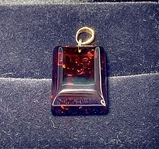 K18 琥珀 ペンダントトップ 10.90グラム（金具込み）