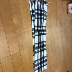 チェック柄マフラー ブラック・ホワイトの画像