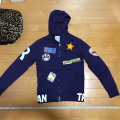 ネイビーブルーパーカー（パッチ付き）の画像