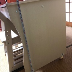 ホワイトコンパクト木製デスクと椅子の画像