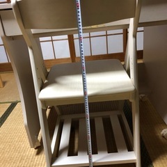 ホワイトコンパクト木製デスクと椅子の画像