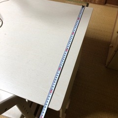 ホワイトコンパクト木製デスクと椅子の画像