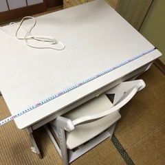 ホワイトコンパクト木製デスクと椅子の画像