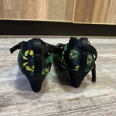 刺繍パンプスの画像