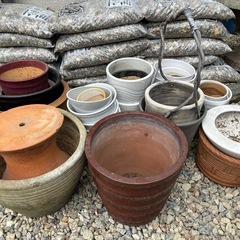 値下げしました！
使用済植木鉢サイズいろいろ、素焼き、陶器