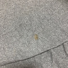 グレーのネックセーターの画像