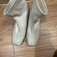 ホワイトレザーブーツの画像