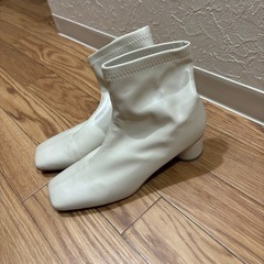 ホワイトレザーブーツ
