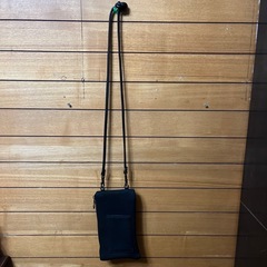 ピンクと黒のキルティングサコッシュの画像