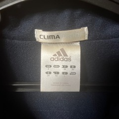 adidas スポーツウェアの画像