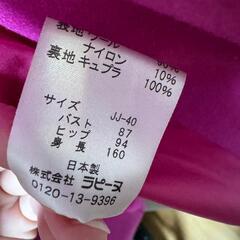 女性ピンクコートの画像