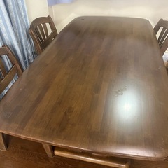 ダイニングテーブル、イスの画像