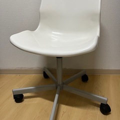 白いチェア