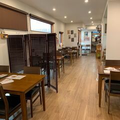 カフェスタッフ募集　未経験、大学生歓迎　WワークOK