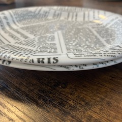 英字新聞柄　お皿の画像