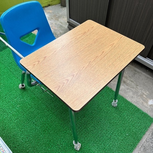 テーブル一体型チェア