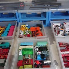【値引き可能】トミカ100点弱 駐車場6個付き