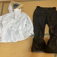 スキー板、ブーツ、スキーウェアの３セットの画像