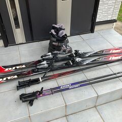 スキー板、ブーツ、スキーウェアの３セットの画像