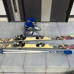 スキー板、ブーツ、スキーウェアの３セットの画像