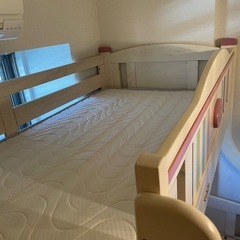【商談中】2段ベッド、上シングル下セミダブル、ご希望の方マットレス、シャンデリアもあげますの画像
