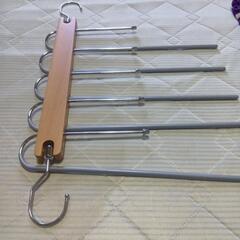 スラックスハンガー２本とオマケの画像