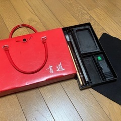 【無料】赤い書道セット一式 お譲りします（筆・硯・墨液・下敷き付き） 