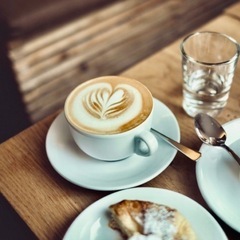 明日お茶できる方いらっしゃいますか？