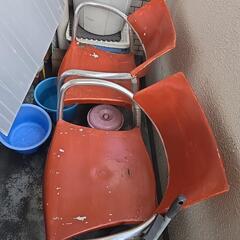 オレンジ椅子2つの画像