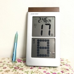 アデッソ電波時計(曜日が目立つ)